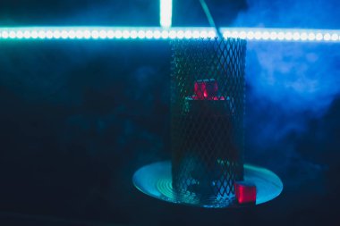 Kırmızı kömürlü Shisha nargile. Nefes alışından kıvılcımlar. Hindistan cevizi kömürü ve shisha dumanı ile modern nargile. Nargile ve kömürden kıvılcımlar.