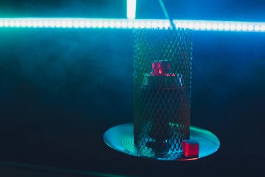 Kırmızı kömürlü Shisha nargile. Nefes alışından kıvılcımlar. Hindistan cevizi kömürü ve shisha dumanı ile modern nargile. Nargile ve kömürden kıvılcımlar.