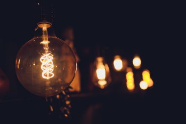 Diy ışık lambaları asılı lambalar cam kavanoz yapılmış.