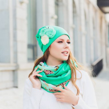 arka plan şapka sonbahar parkı ile genç güzellik açık portre.