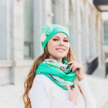 arka plan şapka sonbahar parkı ile genç güzellik açık portre.