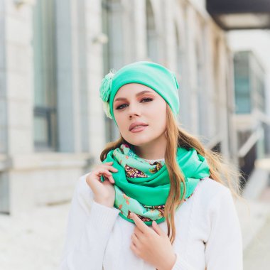 arka plan şapka sonbahar parkı ile genç güzellik açık portre.