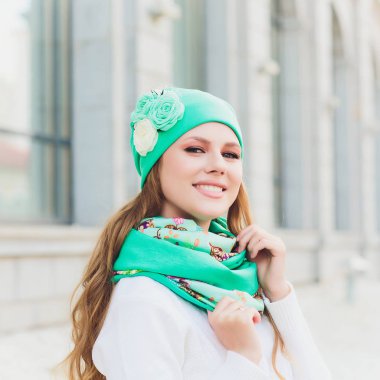 arka plan şapka sonbahar parkı ile genç güzellik açık portre.