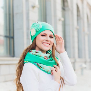 arka plan şapka sonbahar parkı ile genç güzellik açık portre.