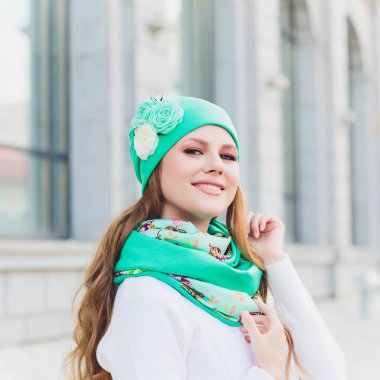 arka plan şapka sonbahar parkı ile genç güzellik açık portre.