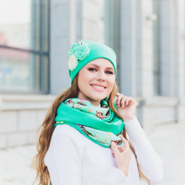 arka plan şapka sonbahar parkı ile genç güzellik açık portre.