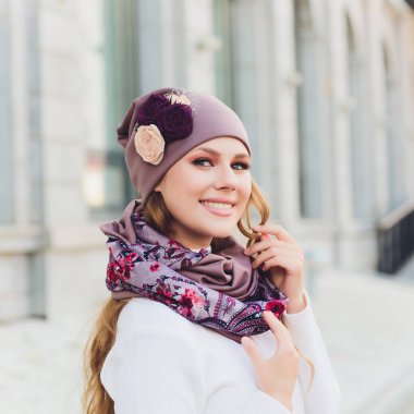 arka plan şapka sonbahar parkı ile genç güzellik açık portre.