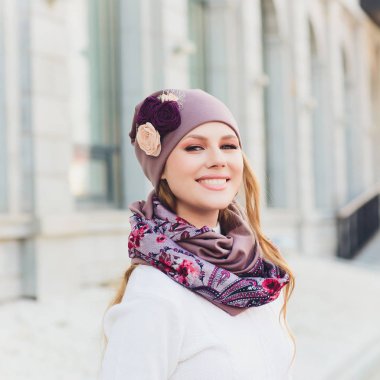 arka plan şapka sonbahar parkı ile genç güzellik açık portre.