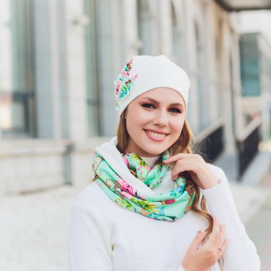 arka plan şapka sonbahar parkı ile genç güzellik açık portre.