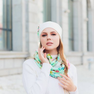 arka plan şapka sonbahar parkı ile genç güzellik açık portre.