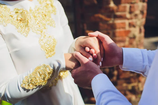 Narodowy ślub. Panna młoda i pan młody. Małżeństwo muzułmanów podczas ceremonii ślubnej. Małżeństwo muzułmańskie. — Zdjęcie stockowe