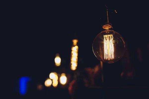 DIY ljus lampor hängande lampor gjorda av glasburkar. — Stockfoto