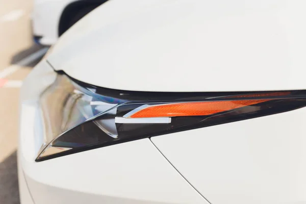 Detalhe de perto em um dos faróis LED carro moderno. — Fotografia de Stock