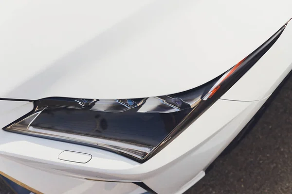 Zbliżenie szczegółów na jednym z reflektorów LED nowoczesny samochód. — Zdjęcie stockowe