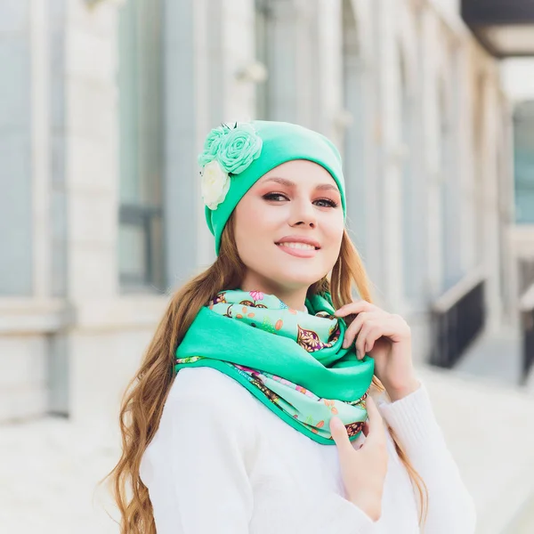 arka plan şapka sonbahar parkı ile genç güzellik açık portre.