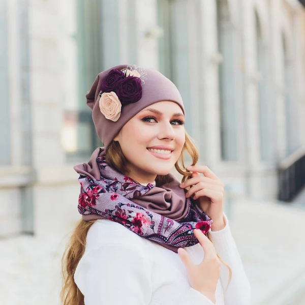 arka plan şapka sonbahar parkı ile genç güzellik açık portre.