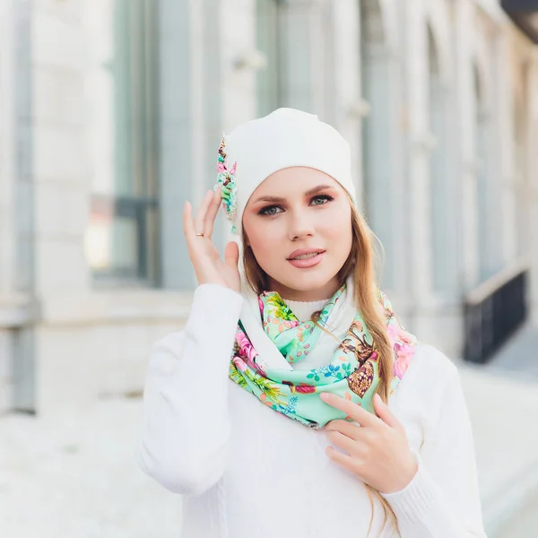 Fiatal szépség kültéri portré őszi Park háttérben kalap. — Stock Fotó