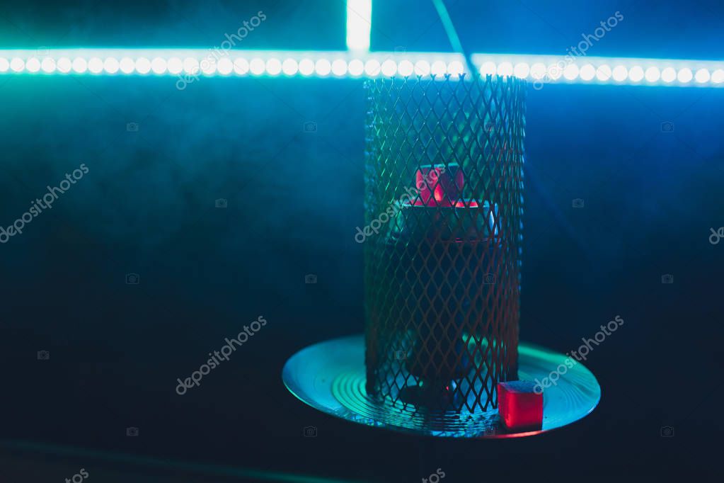 Shisha Hookah con carbones al rojo vivo. Chispas de respirar. Hookah