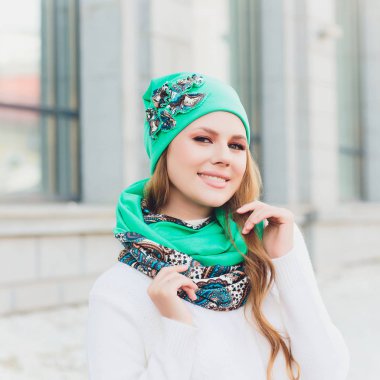 arka plan şapka sonbahar parkı ile genç güzellik açık portre.