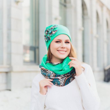 arka plan şapka sonbahar parkı ile genç güzellik açık portre.