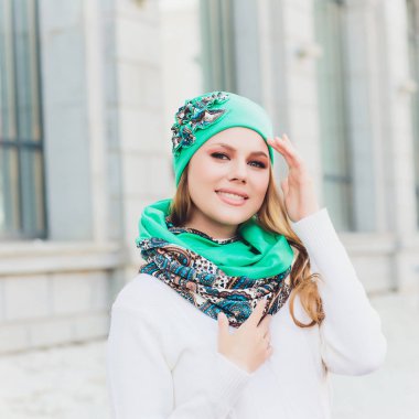 arka plan şapka sonbahar parkı ile genç güzellik açık portre.