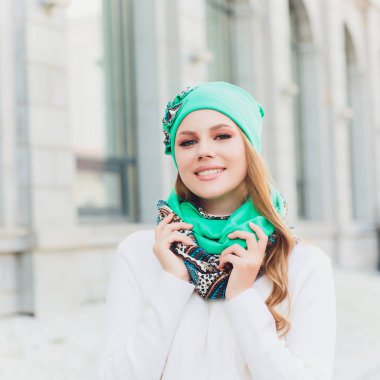 arka plan şapka sonbahar parkı ile genç güzellik açık portre.