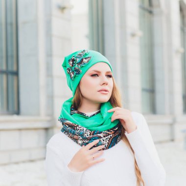 arka plan şapka sonbahar parkı ile genç güzellik açık portre.