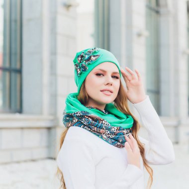 arka plan şapka sonbahar parkı ile genç güzellik açık portre.