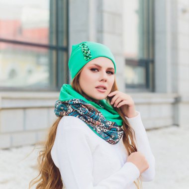 arka plan şapka sonbahar parkı ile genç güzellik açık portre.