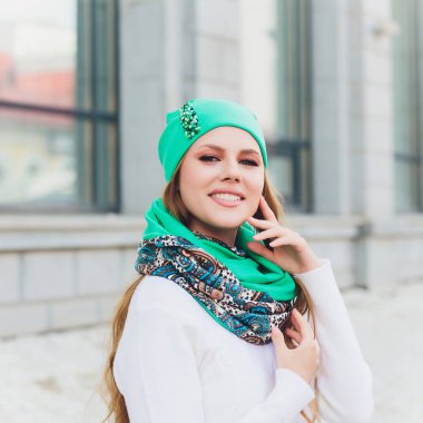 arka plan şapka sonbahar parkı ile genç güzellik açık portre.