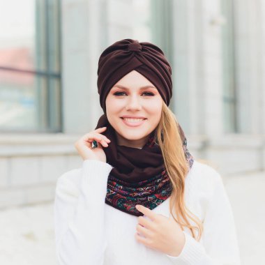 arka plan şapka sonbahar parkı ile genç güzellik açık portre.