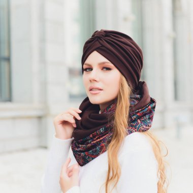 arka plan şapka sonbahar parkı ile genç güzellik açık portre.