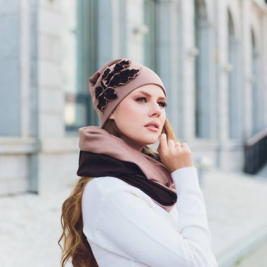 arka plan şapka sonbahar parkı ile genç güzellik açık portre.