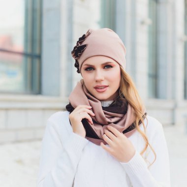 arka plan şapka sonbahar parkı ile genç güzellik açık portre.