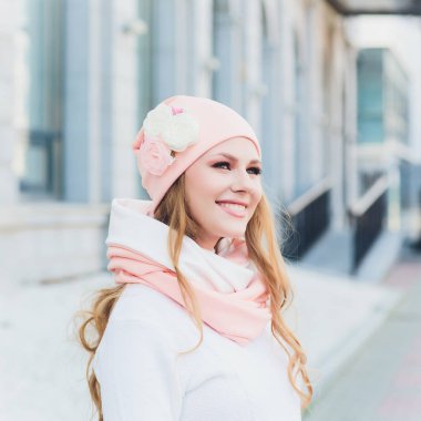 arka plan şapka sonbahar parkı ile genç güzellik açık portre.