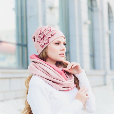 arka plan şapka sonbahar parkı ile genç güzellik açık portre.