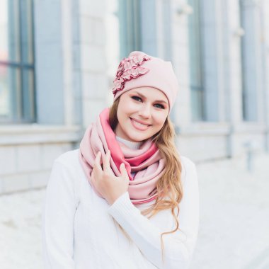 arka plan şapka sonbahar parkı ile genç güzellik açık portre.