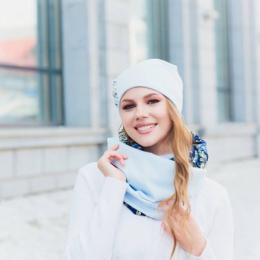 arka plan şapka sonbahar parkı ile genç güzellik açık portre.