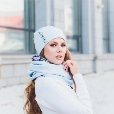 arka plan şapka sonbahar parkı ile genç güzellik açık portre.