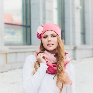 arka plan şapka sonbahar parkı ile genç güzellik açık portre.