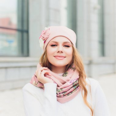 arka plan şapka sonbahar parkı ile genç güzellik açık portre.