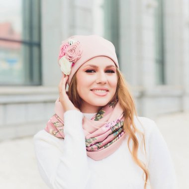 arka plan şapka sonbahar parkı ile genç güzellik açık portre.