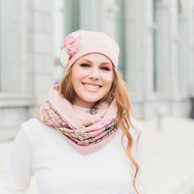 arka plan şapka sonbahar parkı ile genç güzellik açık portre.