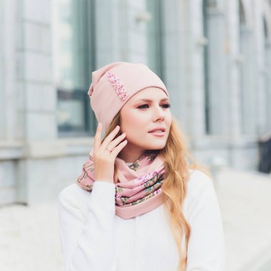 arka plan şapka sonbahar parkı ile genç güzellik açık portre.