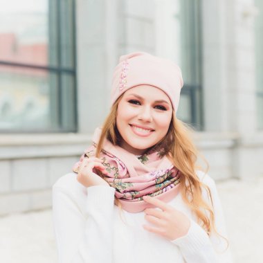 arka plan şapka sonbahar parkı ile genç güzellik açık portre.