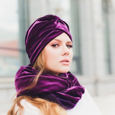 arka plan şapka sonbahar parkı ile genç güzellik açık portre.