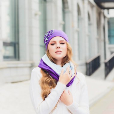 arka plan şapka sonbahar parkı ile genç güzellik açık portre.