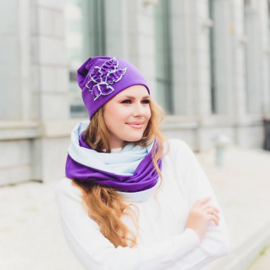 arka plan şapka sonbahar parkı ile genç güzellik açık portre.