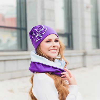 arka plan şapka sonbahar parkı ile genç güzellik açık portre.