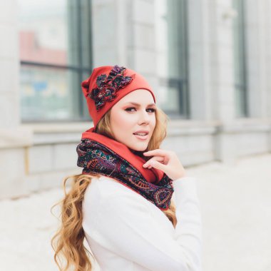 arka plan şapka sonbahar parkı ile genç güzellik açık portre.